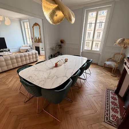 Large Beautiful In The Heart Of Apartament