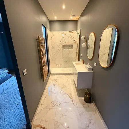 Large Beautiful In The Heart Of Apartament