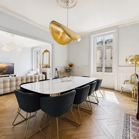 Large Beautiful In The Heart Of Apartment